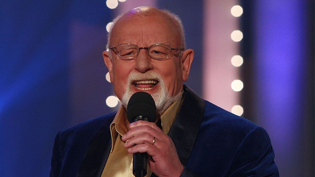 Roger Whittaker, 'The Last Farewell,' 'Durham Town' singer, dead at 87 –  Boston 25 News