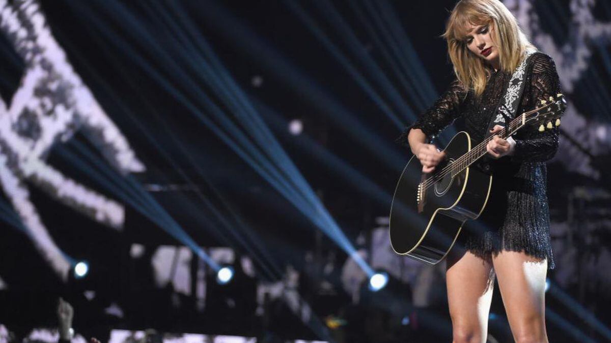 Taylor Swift makes surprise appearance at Nashville club